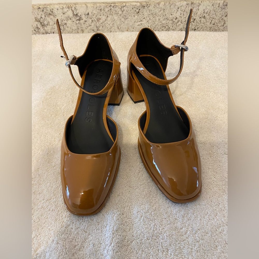 NEW AEROSOLES ALMA Light brown patent block heels SZ 8